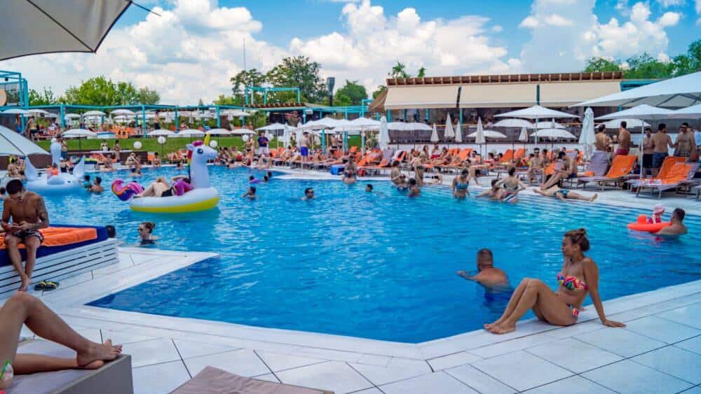 sibienii nu pot merge la bălăceală în piscine deocamdată - „sperăm că se vor deschide”