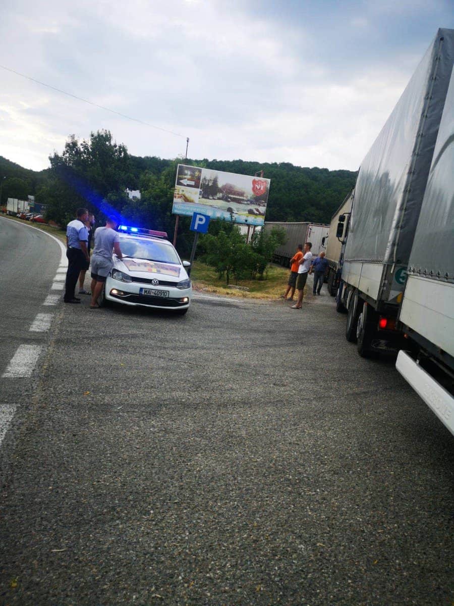 foto parcările de pe valea oltului pline de tir-uri - de vineri s-au impus restricții de trafic