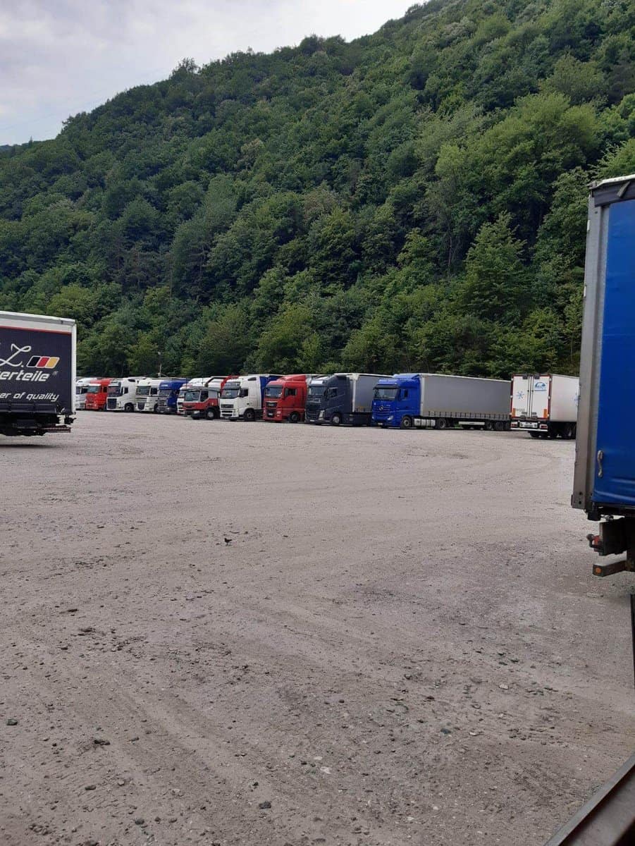 foto parcările de pe valea oltului pline de tir-uri - de vineri s-au impus restricții de trafic