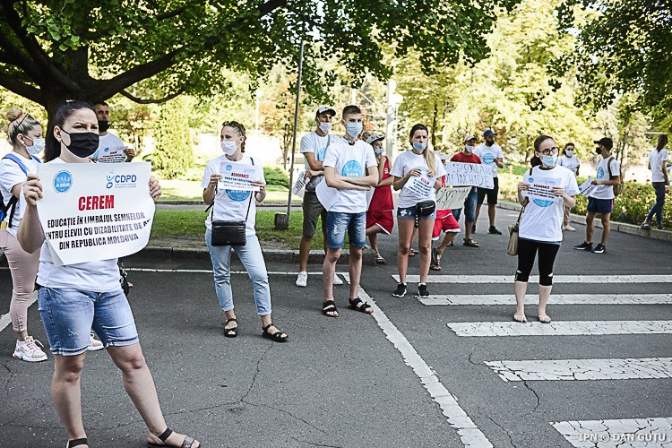 protest în fața guvernului - elevii cer să li se prezinte soluții concrete pentru noul an școlar