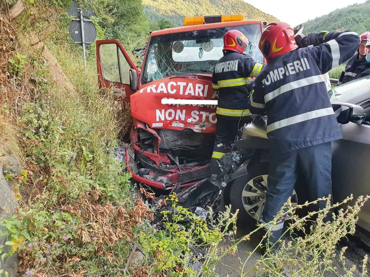 foto accident cu patru victime pe dn 7 la boița - traficul este blocat