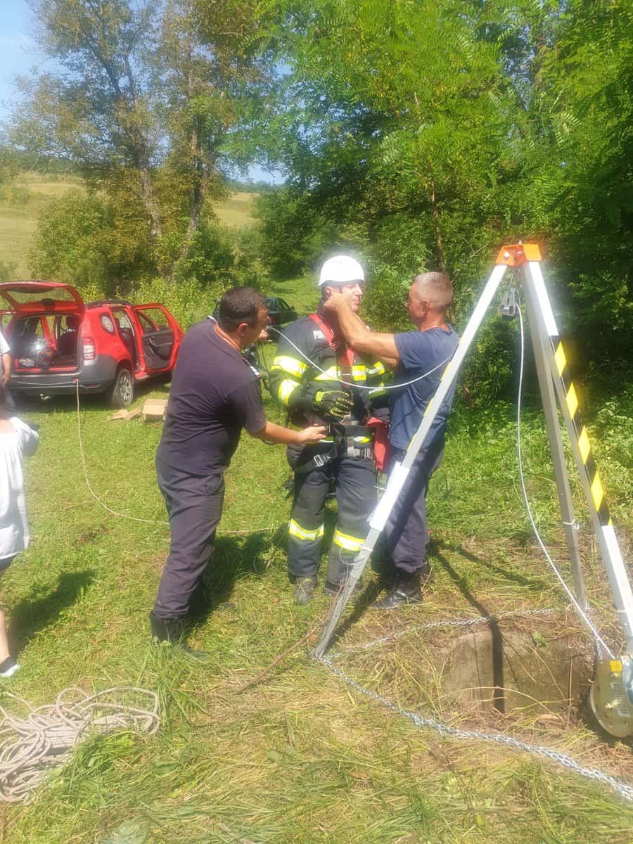 foto câine salvat de pompierii medieșeni dintr-o fântână dezafectată