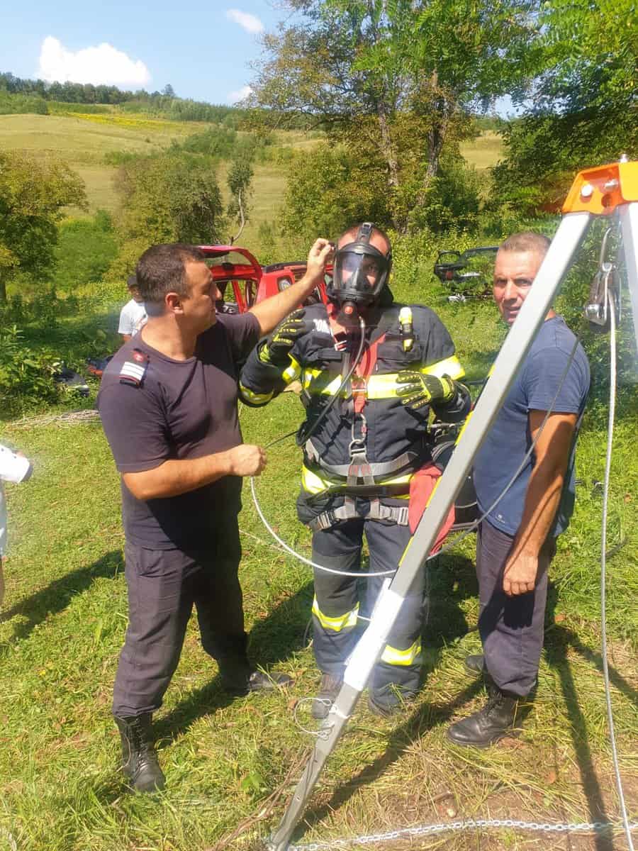 foto câine salvat de pompierii medieșeni dintr-o fântână dezafectată