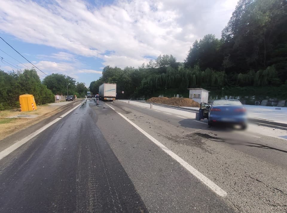 accident pe dn7 între vâlcea și sibiu - un tir și o mașină s-au ciocnit