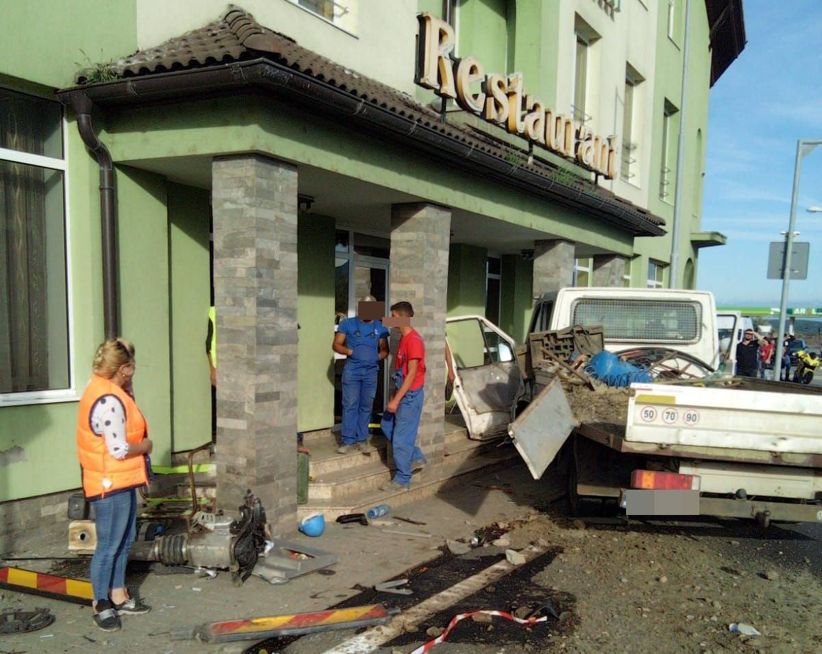 foto: impact violent pe dn1 lângă săliște - autoutilitară proiectată într-un restaurant