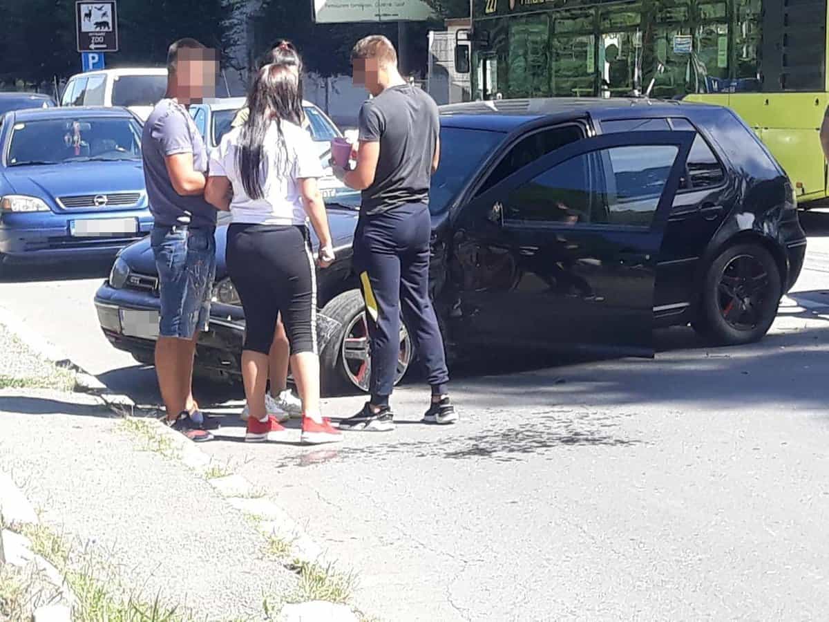 foto: accident la sibiu - s-a înfipt cu mașina într-un stâlp și a lovit o femeie pe trotuar