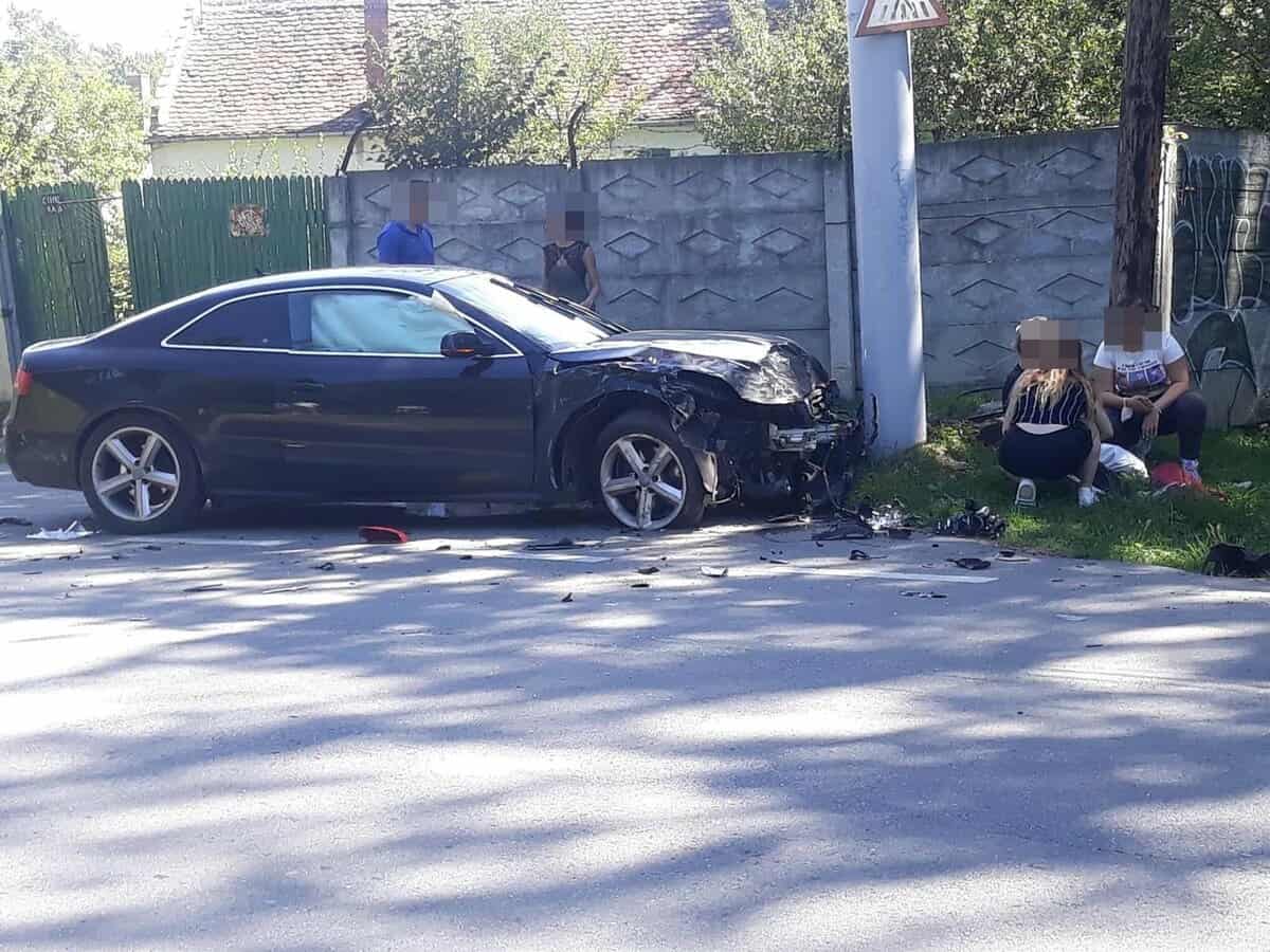 foto: accident la sibiu - s-a înfipt cu mașina într-un stâlp și a lovit o femeie pe trotuar