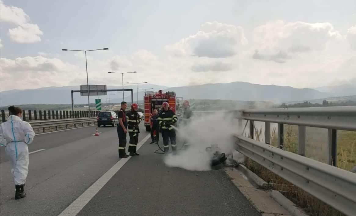 foto: motocicletă făcută scrum după ce a luat foc pe autostradă la sibiu