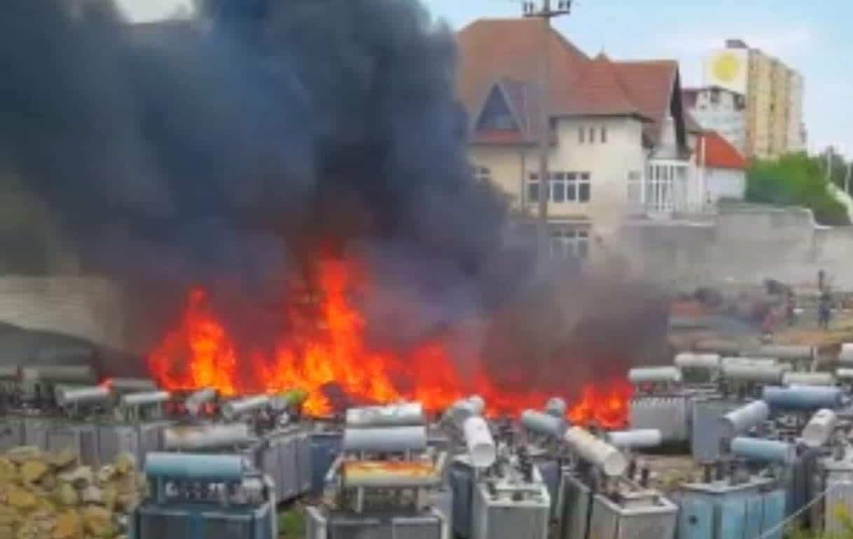 update incendiu puternic în rampa ștefan cel mare - ard deșeuri plastice într-o curte