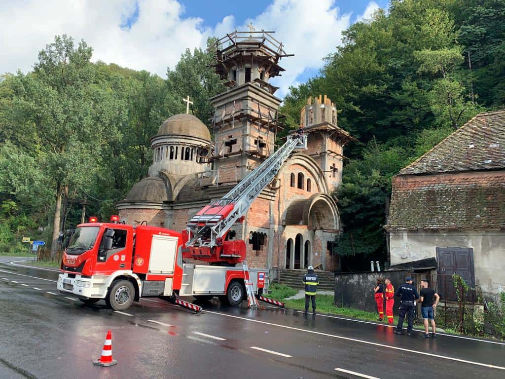 foto: bărbat mort după ce a căzut de pe cupola unei biserici pe valea oltului