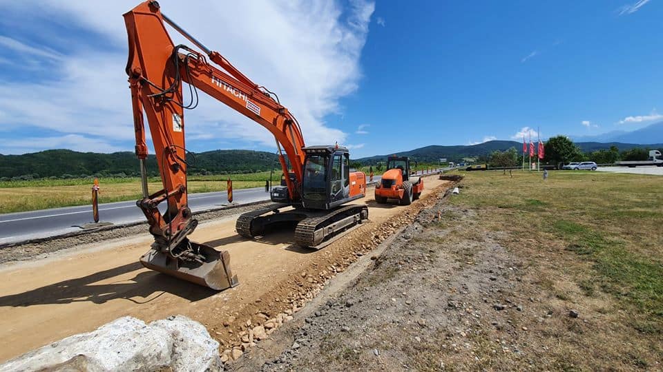 foto: au început lucrările de lărgire a sensului giratoriu de la veștem