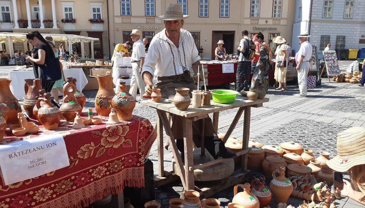 meșterii din toată țara se reunesc la târgul olarilor din sibiu