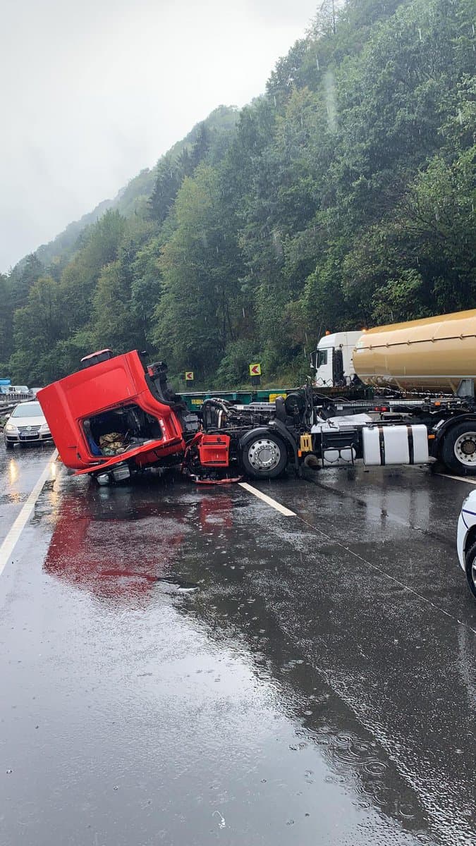 trafic restricționat pe valea oltului - s-a răsturnat un tir