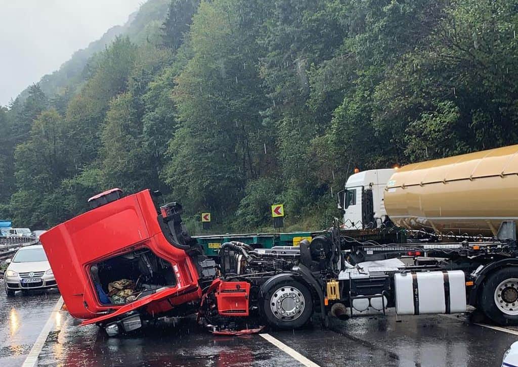 trafic restricționat pe valea oltului - s-a răsturnat un tir