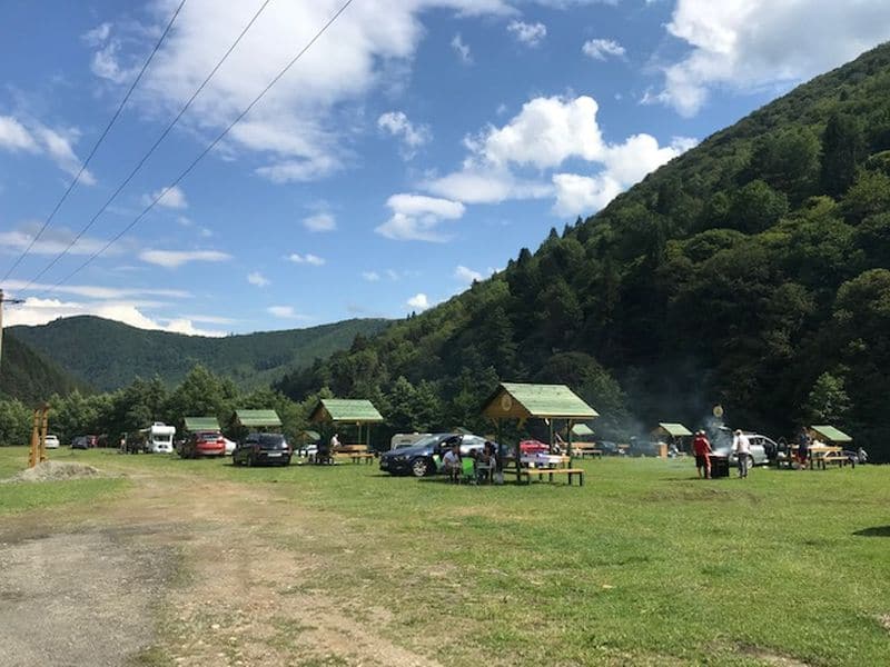 foto: zonă de picnic și agrement amenajată pe valea ștezii la rășinari