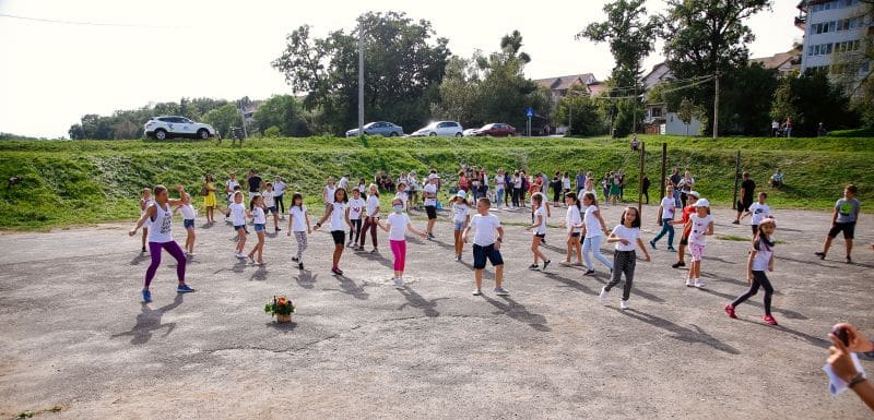 video - 100.000 de euro pentru viața denisei - colegii au făcut un flash mob pentru a strânge bani