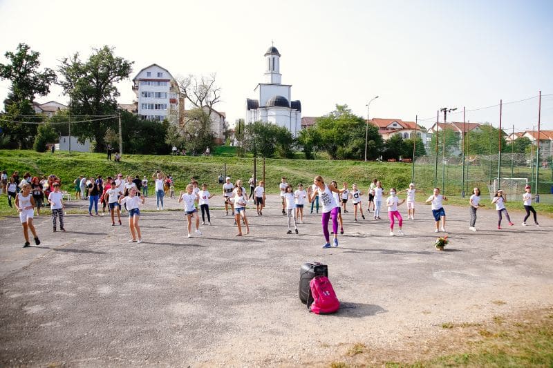 video - 100.000 de euro pentru viața denisei - colegii au făcut un flash mob pentru a strânge bani