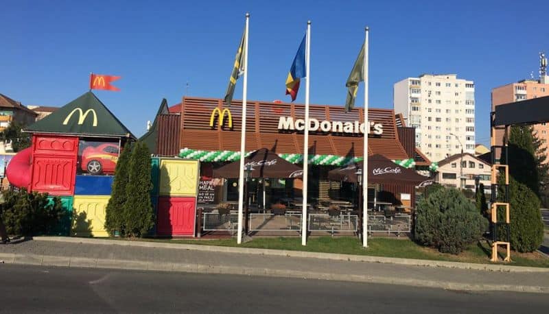 angajat de la mcdonald’s șelimbăr infectat cu covid 19 - zeci de persoane în carantină