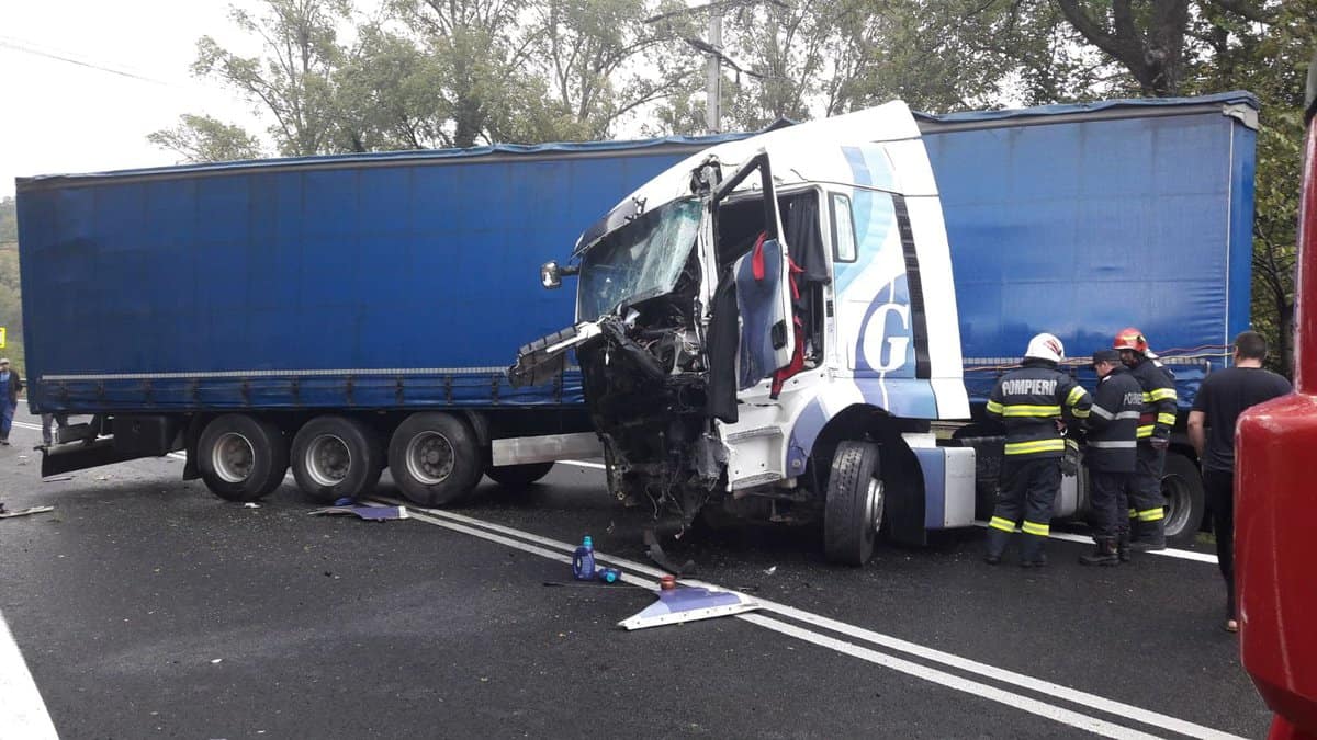 FOTO Accident rutier pe Valea Oltului - Traficul este blocat la Călinești