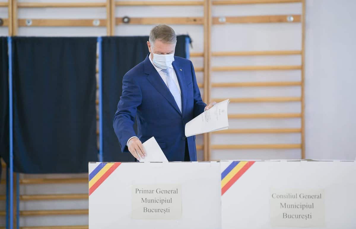 foto klaus iohannis la vot ”este foarte important să ne uităm bine la candidați”