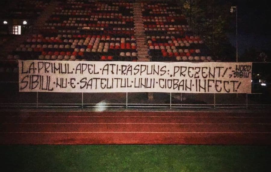 Suporterii lui FC Hermannstadt supărați după cedarea a doi jucători la FSCB - Banner dur afișat la stadion