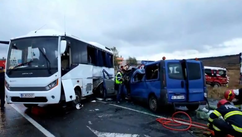 VIDEO Accident între un TIR și două microbuze – A fost activat planul roșu