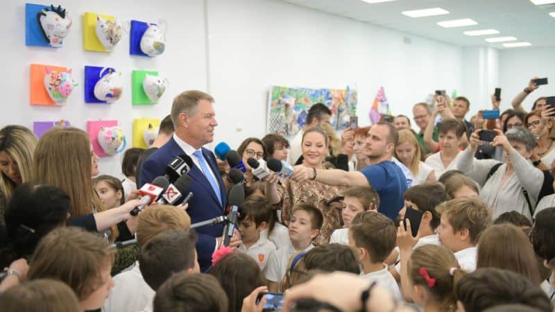 Klaus Iohannis, mesaj pentru elevi ”Fiecare dintre voi veți avea ocazia să fiți un super-erou”