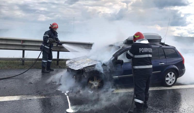 FOTO Mașină mistuită de flăcări pe A1, în județul Sibiu