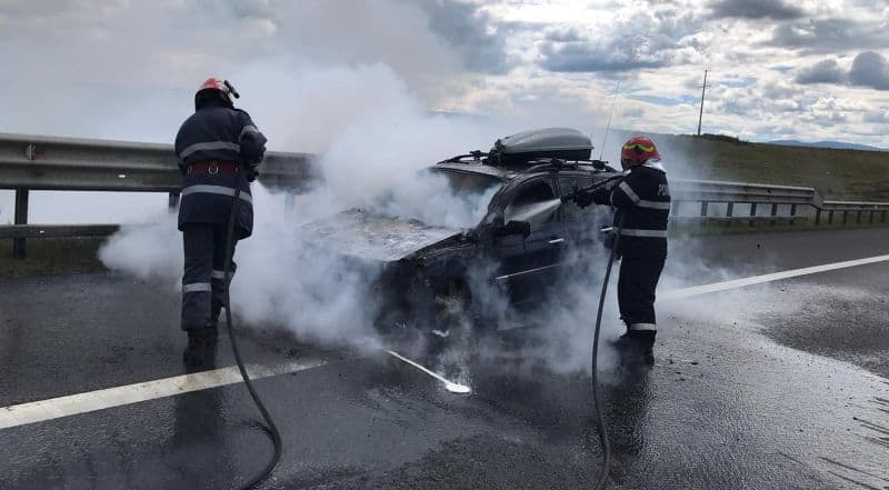 FOTO Mașină mistuită de flăcări pe A1, în județul Sibiu