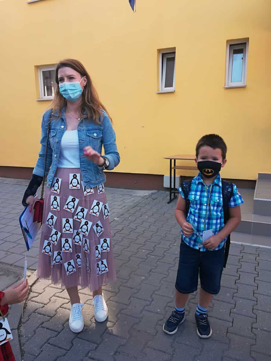 foto - ideea genială a unei tinere învățătoare din sibiu - le-a făcut prichindeilor mai frumoasă prima zi de școală