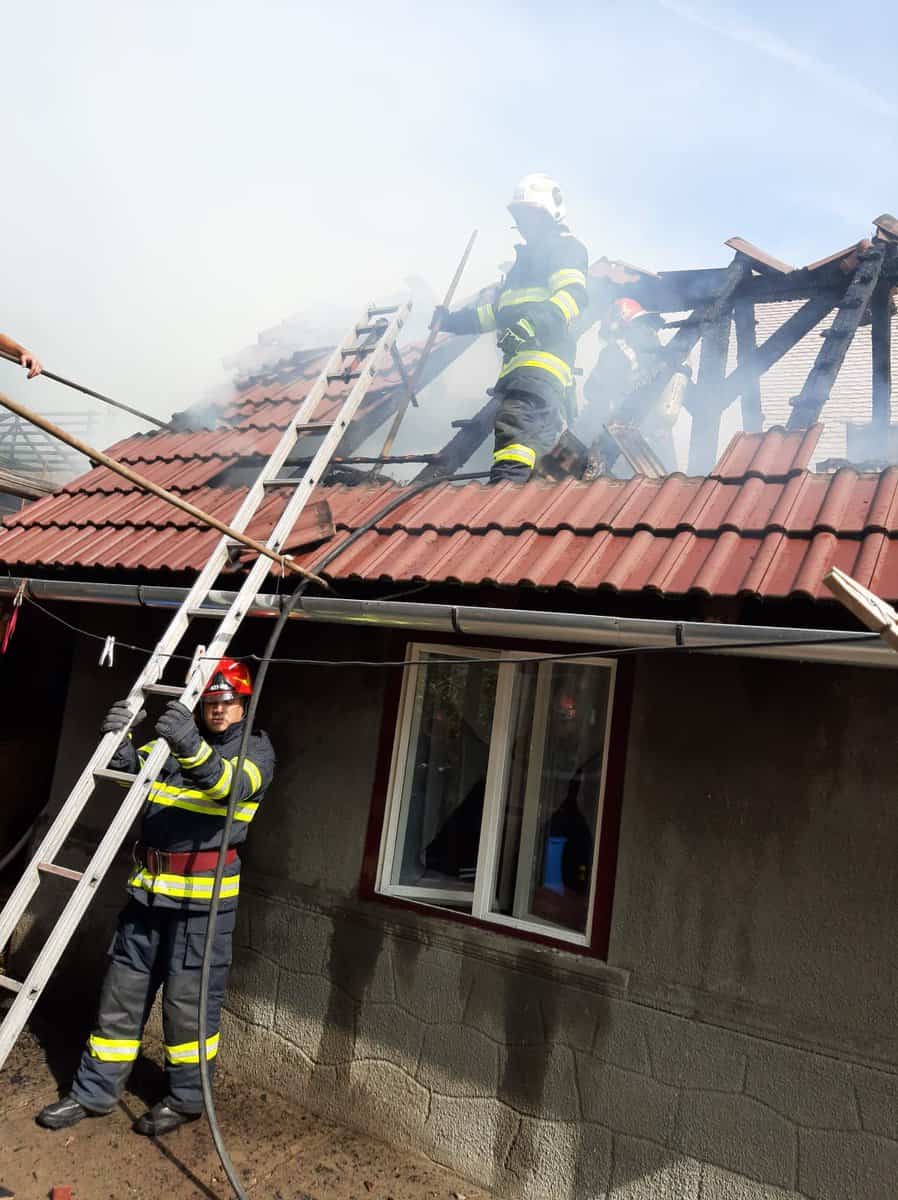 FOTO Acoperiș în flăcări la Mediaș