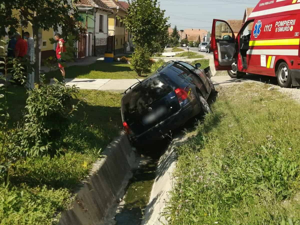 foto: mașină înfiptă într-un cap de pod pe dn14 la ruși - un copil și doi adulți răniți