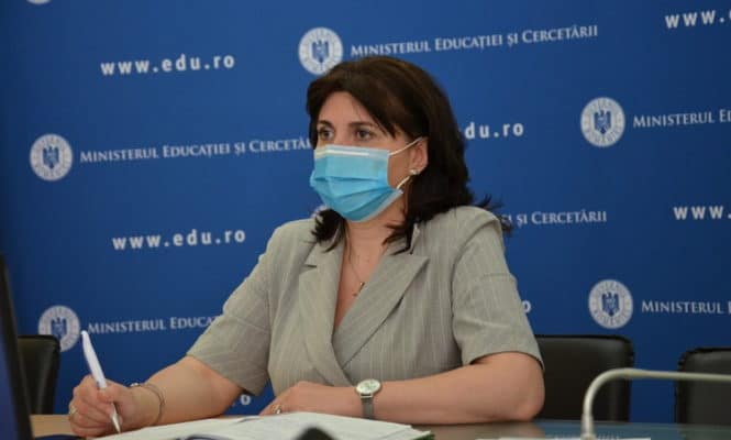 Copiii pot sta acasă să învețe online doar cu adeverință de la medic