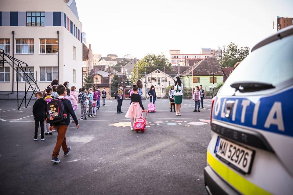 polițiștii sibieni, prezenți în zona unităților de învățământ în prima zi de școală  