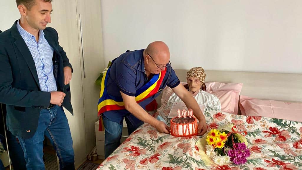 gafa monumentală la slimnic - primarul și colaboratorii, în vizită la o centenară fără mască de protecție