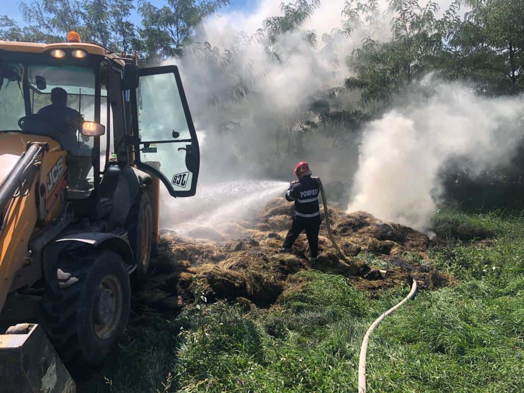 VIDEO FOTO Incendiu la Presaca - Sute de baloți de fân au ars