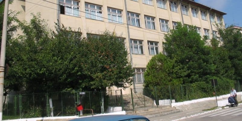 primăria dă 100.000 de lei pe terenul sintetic de la școala 25 - se pun containere pentru mutarea unor clase de la școala i.l. caragiale