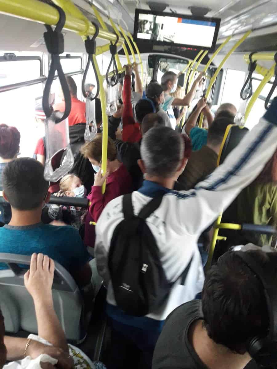 Transportul public, calea sigură spre infectare - Autobuzele din Sibiu sunt arhipline