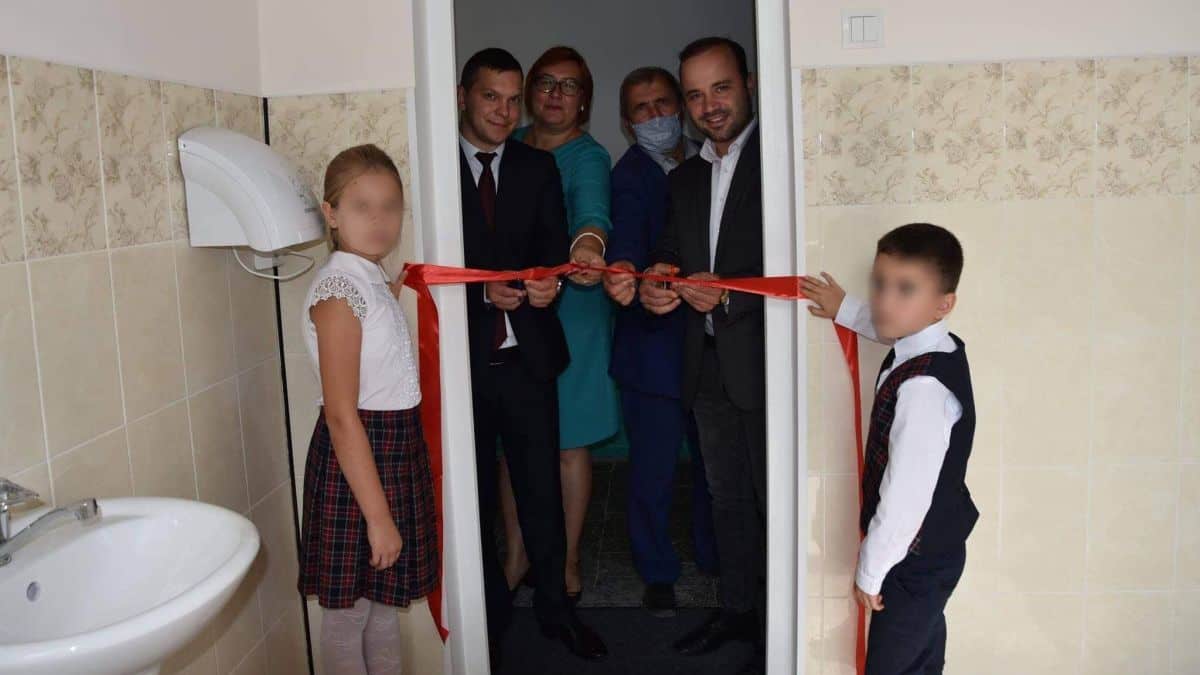 penibilitate în campanie electorală - panglică tăiată la inaugurarea unei toalete de școală