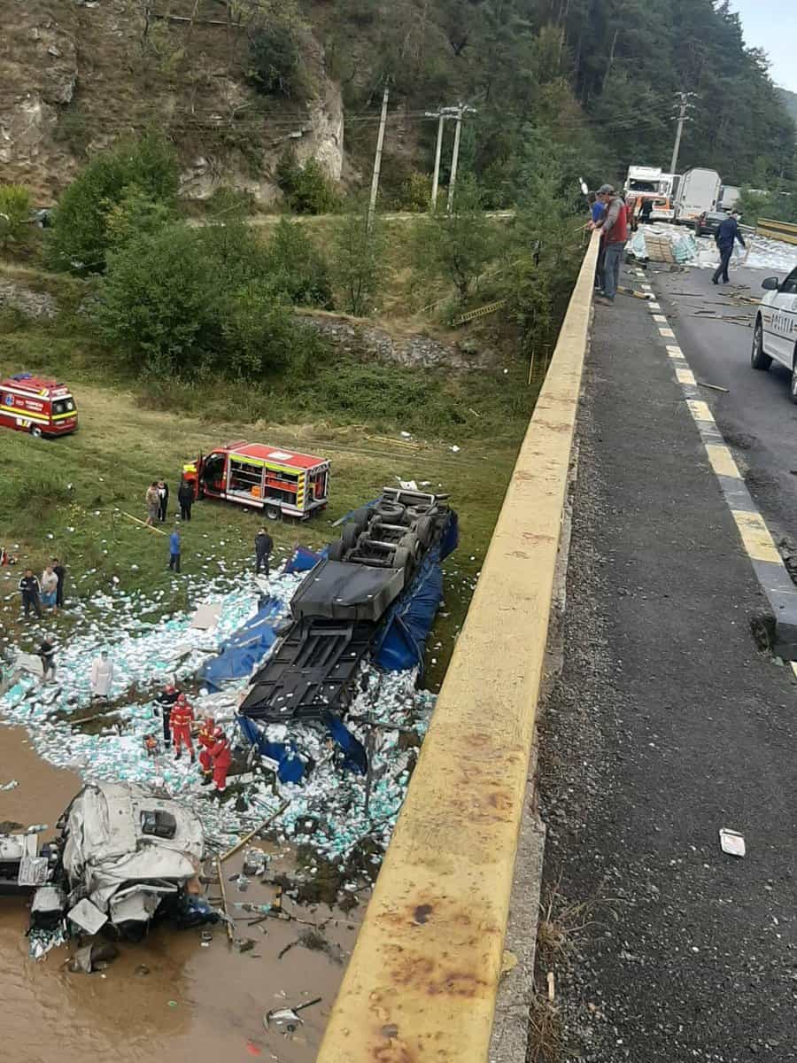 VIDEO FOTO - TIR răsturnat în râu pe Valea Oltului. S-a făcut praf, șoferul a murit