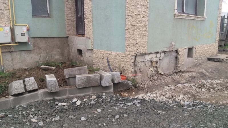 primăria despre lipsa trotuarului pe strada podului - ”are o geometrie dificilă”