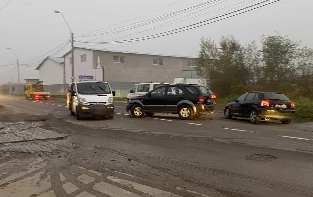 un autoturism și două microbuze cu pasageri s-au ciocnit la mediaș - trei persoane au fost rănite