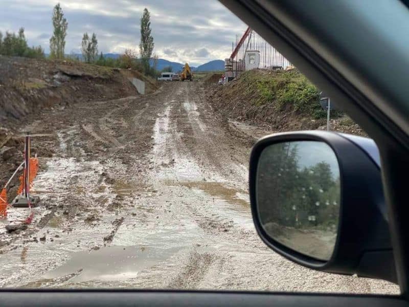 foto drumul dintre tălmaciu de tălmăcel distrus de mașinile care lucrează la autostrada sibiu - boița