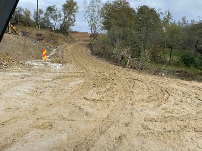 foto drumul dintre tălmaciu de tălmăcel distrus de mașinile care lucrează la autostrada sibiu - boița