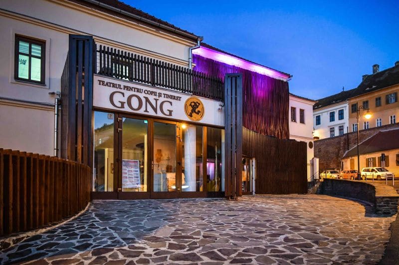 fațada teatrului „gong” sibiu iluminată turcoaz de ziua internațională a dislexiei