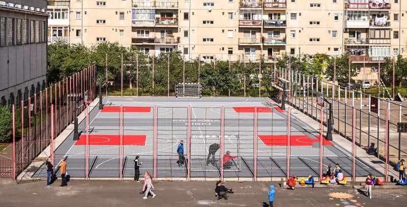 foto liceul onisifor ghibu are teren modern pentru handbal și baschet