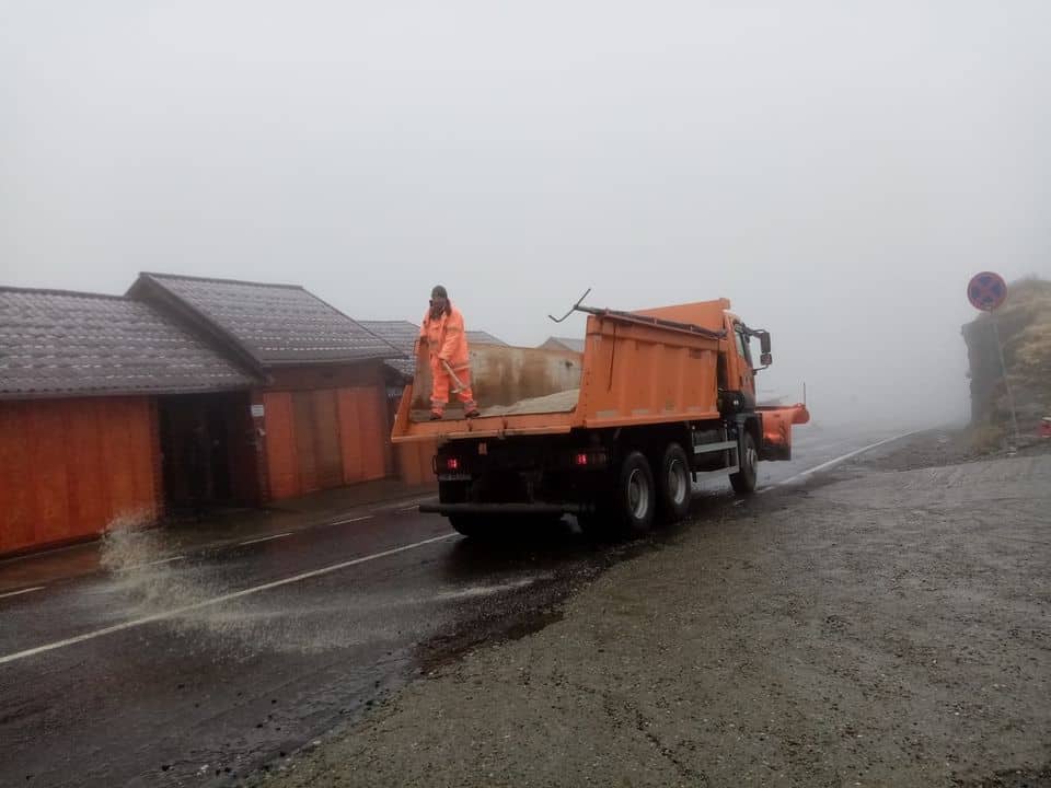 foto: se circulă în condiții de iarnă pe transfăgărășan - prima intervenție cu antiderapant din acest sezon