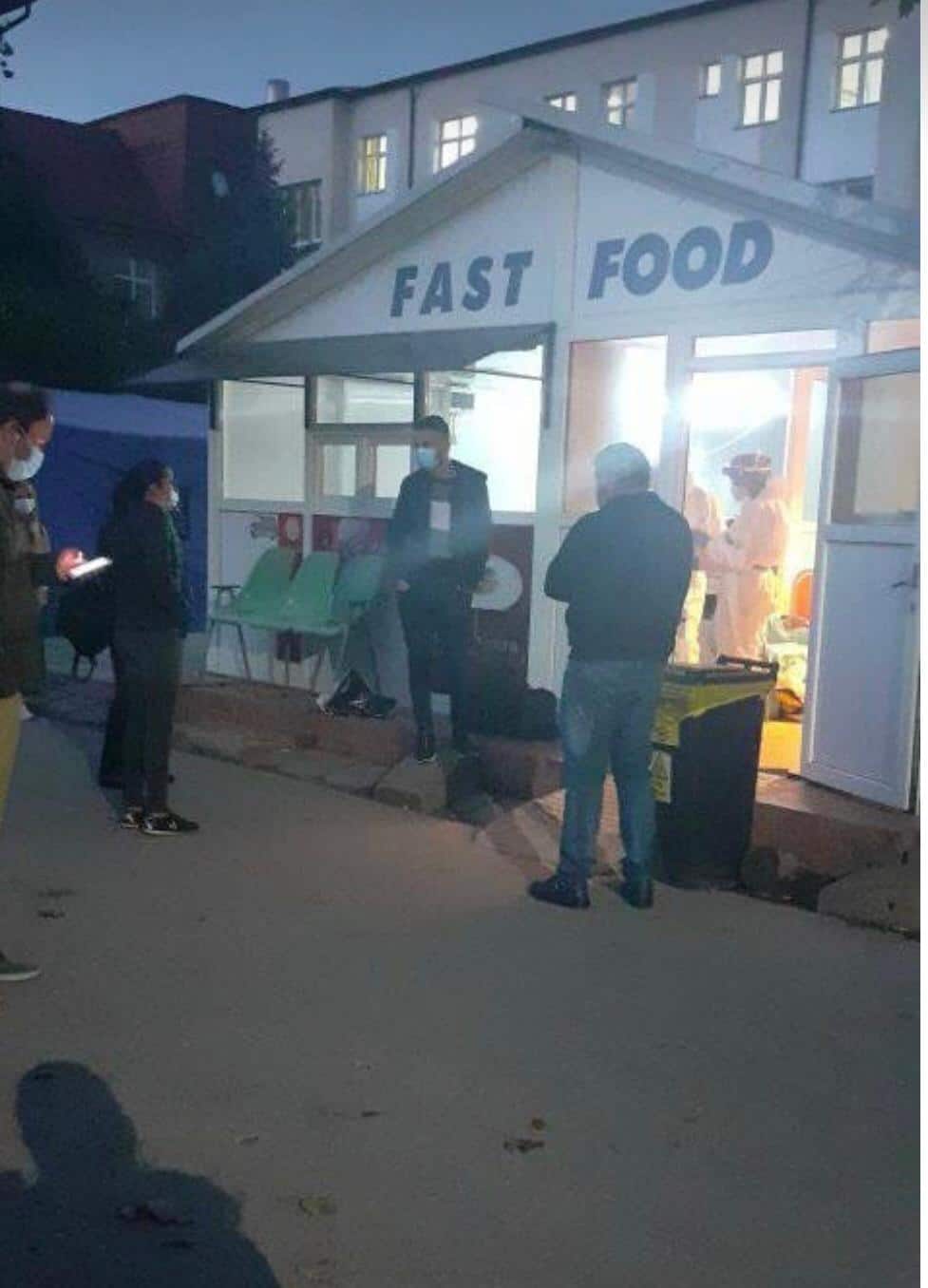 Revoltător - Bolnavii de COVID-19 primiți într-un chioșc de fast-food la Spitalul Județean Sibiu