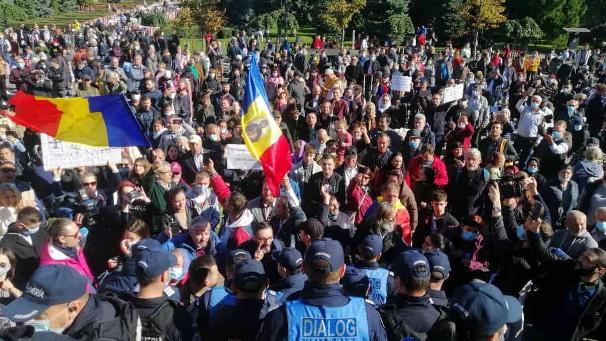 credincioșii protestează la moaștele sfintei parascheva - "ne furați sfinții? ne furați libertatea!"