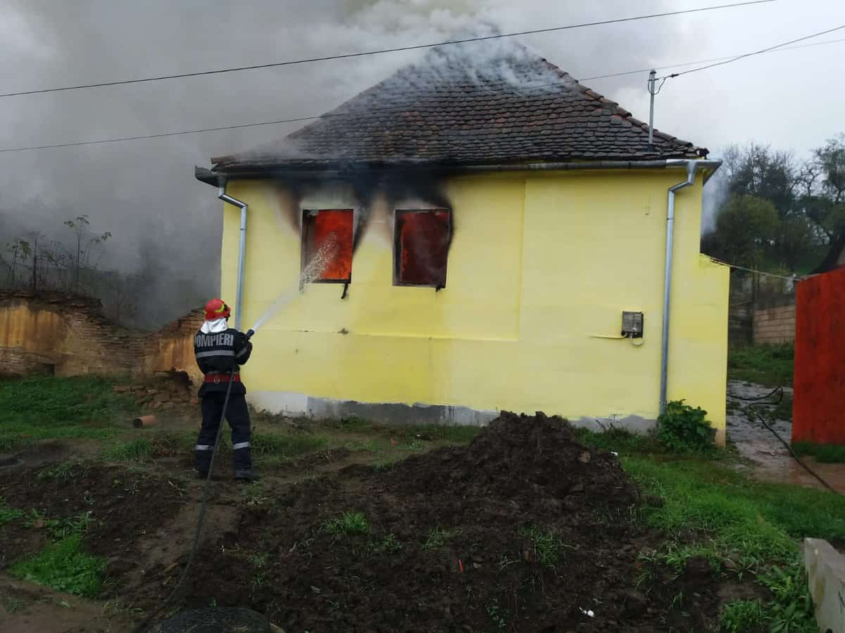 update incendiu la netuș - o casă a luat foc